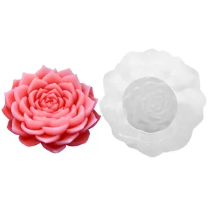 Vue détaillée d'un moule en silicone de lotus à côté d'une fleur rose terminée