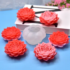 Vue détaillée en gros plan d'un moule en silicone lotus avec des bougies fleurs roses.