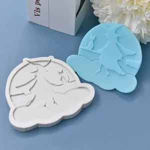 Dettaglio dello stampo in silicone a forma di strega su scopa per decorazione torte Halloween