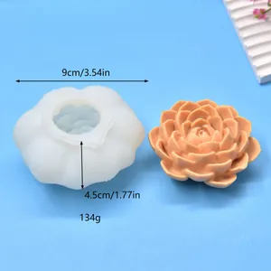 Nahaufnahme zeigt Größe und Gewicht einer 3D-Blumen-Silikonform für DIY-Bastelarbeiten