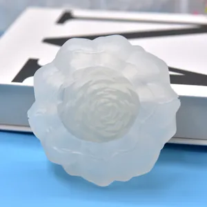 Détail du moule en silicone translucide fleur de lotus pour décoration de gâteaux
