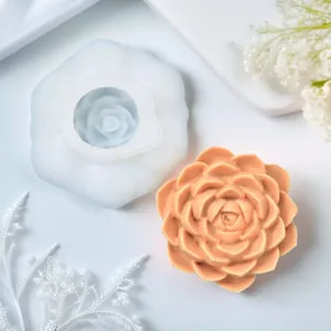Detaillierte 3D-Blumen-Silikonform mit einem fertigen orangefarbenen Kerzenguss