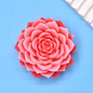 Vue détaillée de près d'un moule en silicone rose en forme de lotus aux pétales délicats