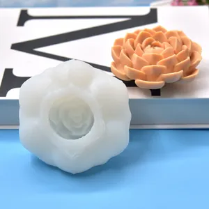 Detailansicht der 3D-Blumen-Silikonform und der fertigen pfirsichfarbenen Kerzenverzierung.
