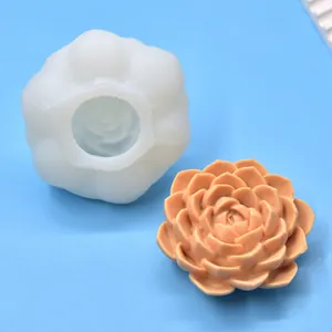 Detailansicht der handgefertigten Blumensilikonform und orangefarbenen Lotus-Kerze