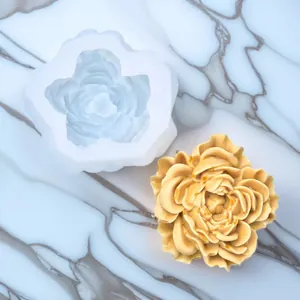 Detailopname van 3D-bloemensiliconenvorm voor kaarsen en gips met afgewerkte gele roos