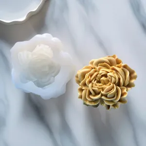 Gedetailleerd overzicht van een roos siliconen mal en het verfijnde harskaars eindproduct.