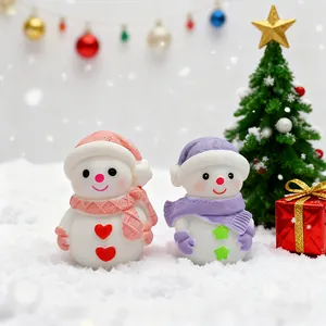 Dettaglio di candele a forma di pupazzo di neve realizzate con stampi in silicone fai-da-te.
