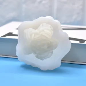 Gedetailleerde macro-weergave van 3D-bloem siliconen mal met bloembladtexturen