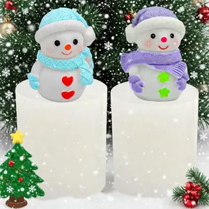 Dettaglio di candele a forma di pupazzo di neve realizzate con stampi in silicone.