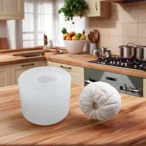 Detailansicht der Silikonform und der fertigen Litschi-Mousse auf einer Küchentheke