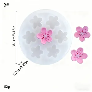 Vista detallada del molde de silicona de flores con medidas de 8,1 cm y peso de 52 g.