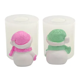 Vista dettagliata di stampi in silicone a forma di pupazzo di neve 3D e candele colorate
