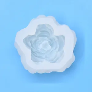 Detailweergave van bloemvormige siliconen mal met fijne 3D bloemblaadjes texturen binnen.