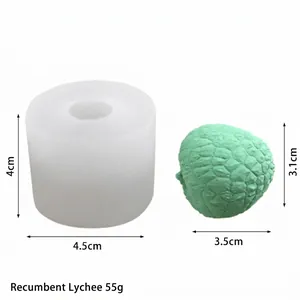 Detailansicht der Litschi-Silikonform und fertiges grünes Wachsobjekt mit Abmessungen