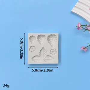 Nahaufnahme einer Silikonform für Erdbeerblätter mit Maßangaben 5,8 cm und 34 g