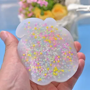 Durchsichtige herzförmige Seife mit bunten Perlen, ideal für kreative DIY-Bastelprojekte.