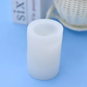 Detailopname van een witte cilindrische siliconen mal met een glad en flexibel oppervlak