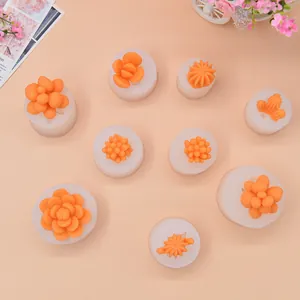 Vista dettagliata di vari stampi in silicone per succulente 3D con cera arancione