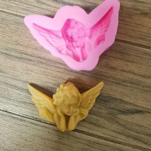 Nahaufnahme einer Silikonform für Engel neben einem fertigen gelben Kunstengel