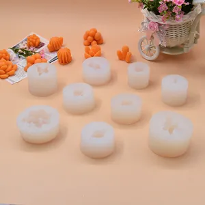 Vista dettagliata di stampi in silicone per succulente 3D con candele arancioni
