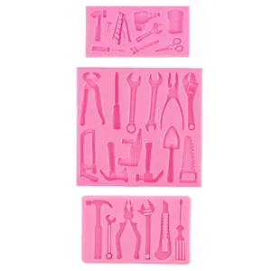 Vista dettagliata stampi in silicone rosa con forme di attrezzi ferramenta per fondant