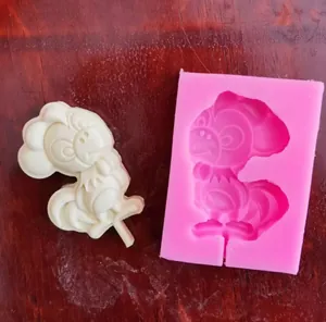 Dettaglio dello stampo in silicone a forma di gallo con lecca-lecca bianco