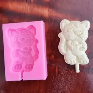 Vista dettagliata di uno stampo in silicone a forma di tigre rosa e un lecca-lecca.