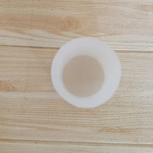 Bovenaanzicht van een witte cilindrische siliconen mal voor het maken van kaarsen.