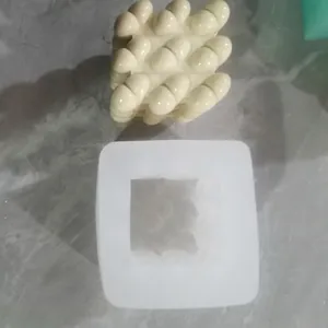 Detailaufnahme der Silikonform für Herz-Würfel-Kerzen mit dem fertigen Kerzenprodukt