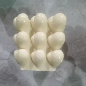 Detailansicht der 9-Gitter Herz-Silikonform für DIY-Duftkerzen-Herstellung.