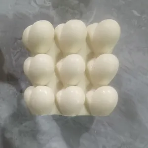 Detaillierte Draufsicht auf die 3x3 geometrische herzförmige weiße Silikonform für Kerzen