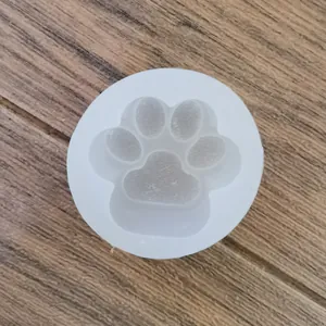 Vista detallada del molde de silicona con forma de pata de gato blanco para velas y tartas