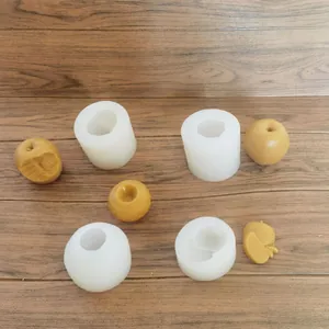 Vista dettagliata di vari stampi in silicone a forma di mela con esempi di prodotti finiti