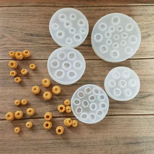 Detailansicht verschiedener Silikon-Beerenformen mit fertigen Fruchtformen aus Harz.