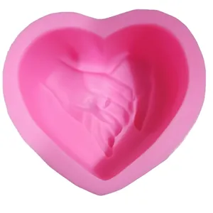 Moule en silicone rose en forme de cœur avec relief main dans la main pour savon