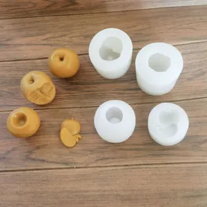 Dettaglio degli stampi in silicone a forma di mela e dei prodotti finiti in cioccolato