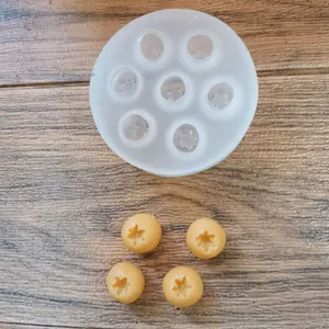 Detailansicht einer 7-Loch-Silikonform und fertigen Fruchtformen für Kuchendekoration