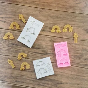 Dettaglio degli stampi in silicone arcobaleno e nuvola con pezzi in argilla finiti