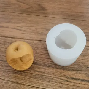 Vista dettagliata dello stampo in silicone a forma di mela morsa con candela finita