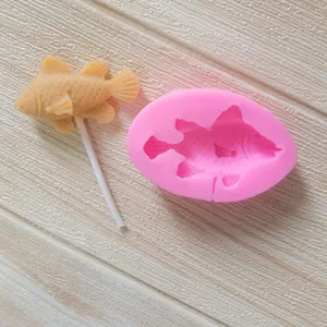 Vue détaillée d'un moule en silicone poisson et décoration de sucette poisson jaune