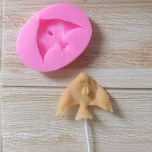 Vue détaillée du moule en silicone en forme de poisson et de la décoration de sucette