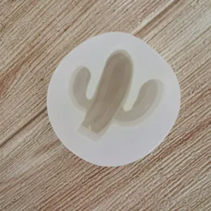 Vue détaillée du moule à cactus en silicone blanc pour la création de bougies DIY