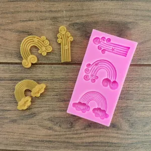 Dettaglio dello stampo in silicone per arcobaleni e nuvole con calchi finiti