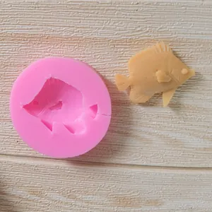 Moule poisson en silicone rose pour décoration de gâteau chocolat avec échantillon