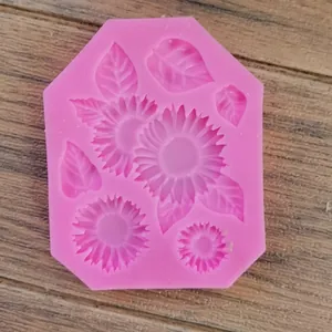 Vista dettagliata di uno stampo in silicone rosa con girasoli per fondente e cioccolato