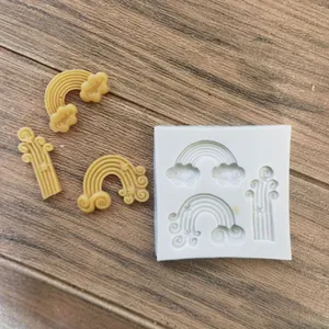 Primo piano dello stampo in silicone arcobaleno e nuvola con campioni di argilla