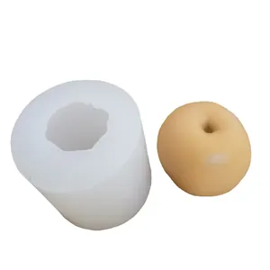 Stampo per mela in silicone bianco di alta qualità e mela di cera beige su sfondo bianco