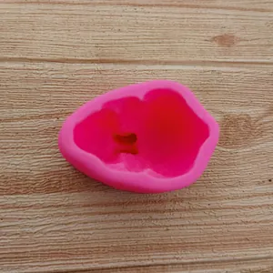 Vista dettagliata di uno stampo in silicone a forma di coniglio rosa per fondente