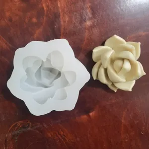 Detaillierte Ansicht der Sukkulenten-Rosen-Silikonform mit dem fertigen Blumenprodukt